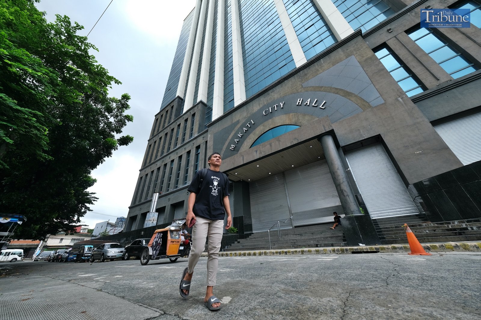 TRIBUNE-man-outside-makati-city-hall